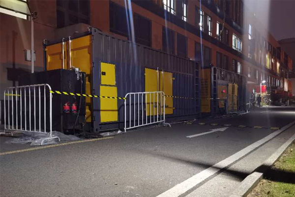 宜宾柴油发电机组的输出电压是如何调节的？